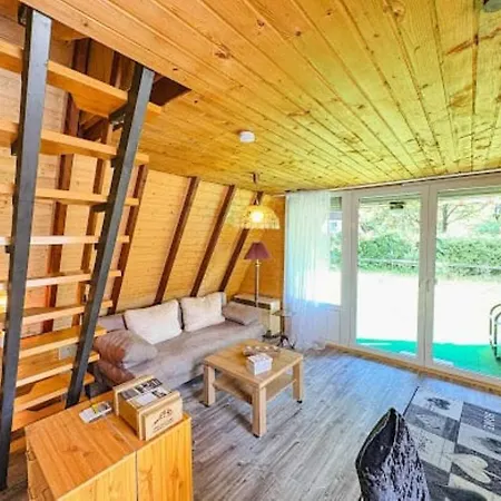 Ebony, Kleines Nurdachhaus In Direkter Waldrandlage