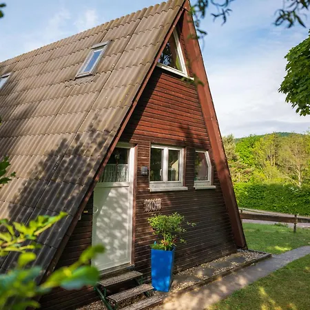 Ebony, Kleines Nurdachhaus In Direkter Waldrandlage